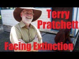 Terry Pratchett - A kihalás szélén (2013) online film